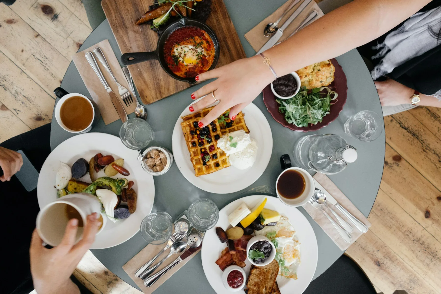 Assortiment de mets de brunch sur une table grise