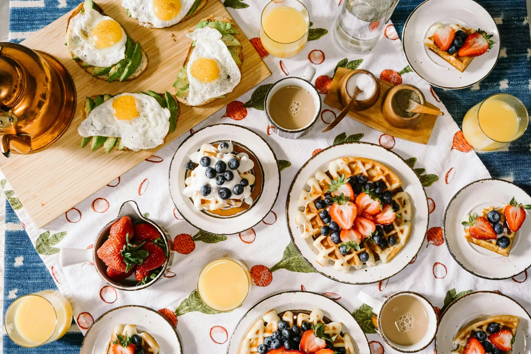 Table de brunch avec gaufres, œufs et jus de fruits