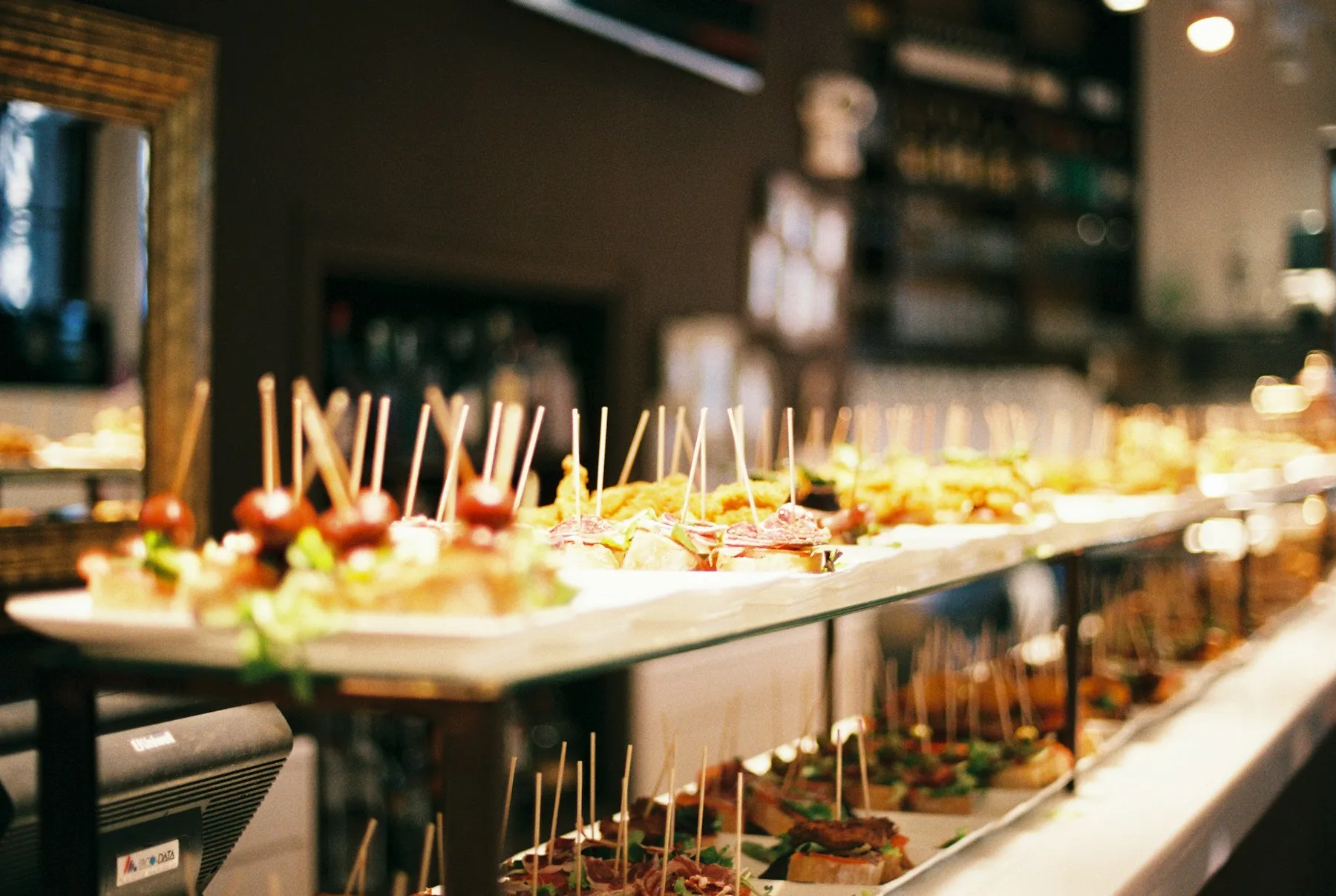 Ligne de buffet présentant une variété d'entrées