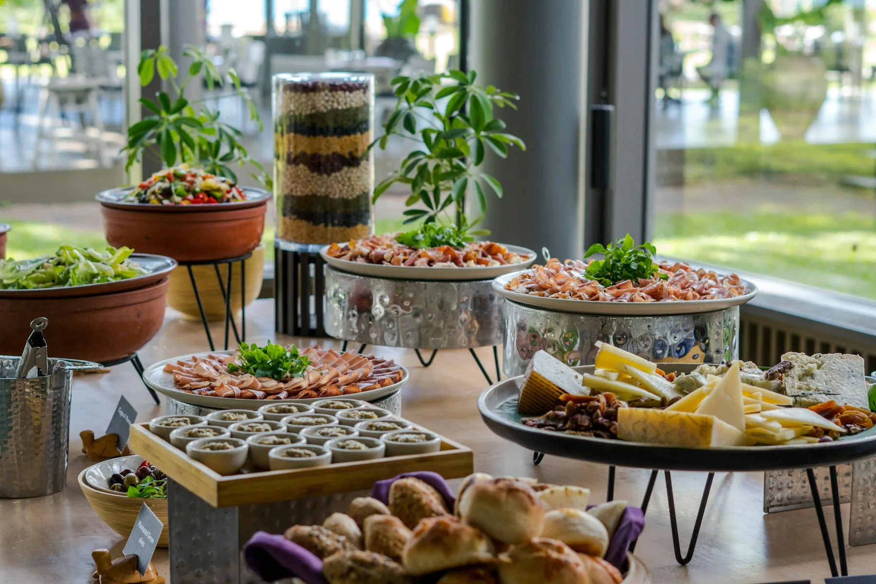 Table couverte de plats variés prêts à être servis