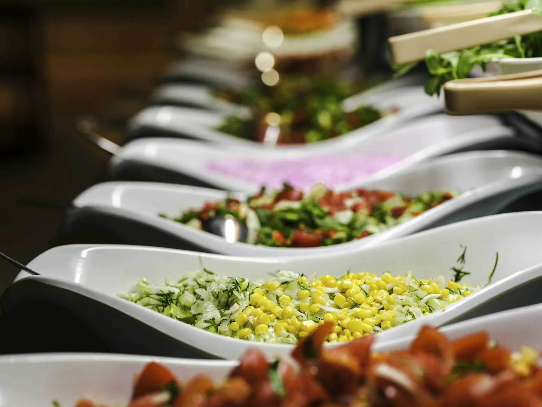 Table remplie d'assiettes et de plats à partager