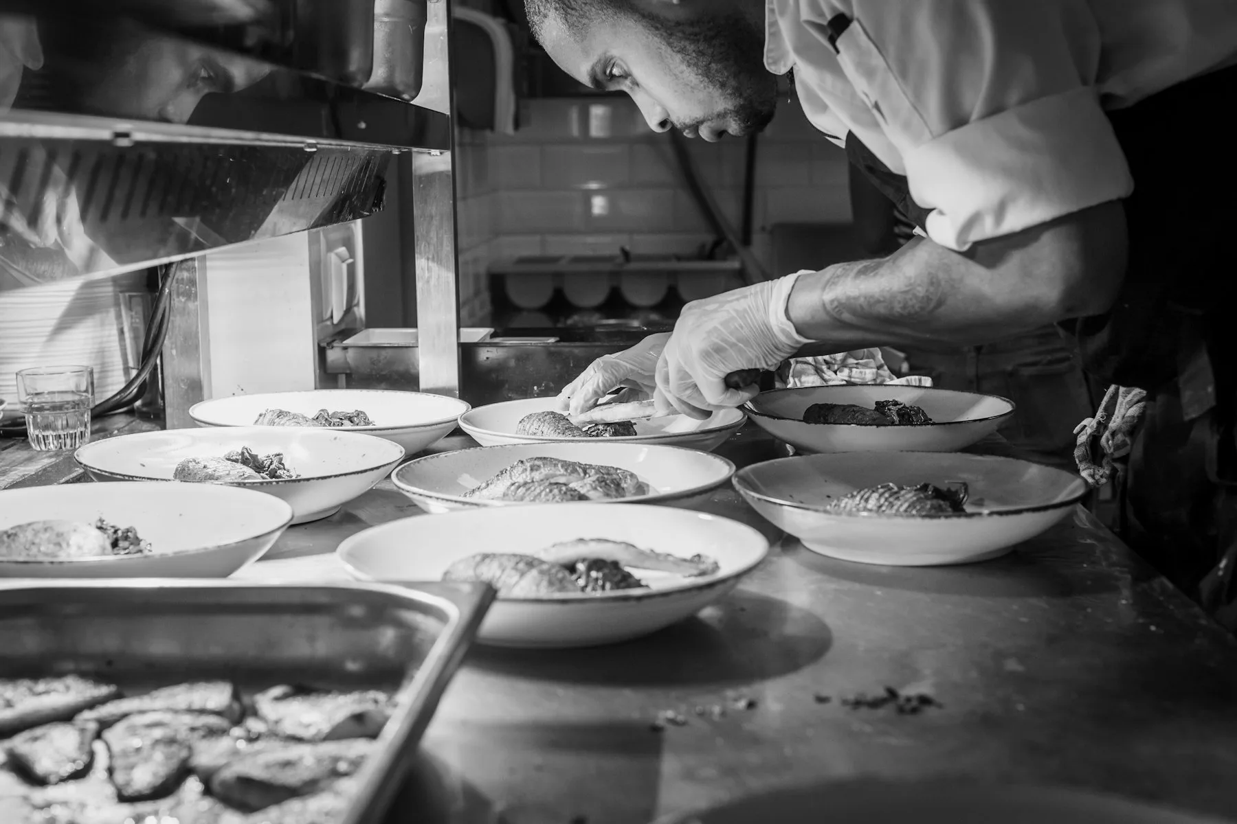 Dressage d'assiettes en noir et blanc