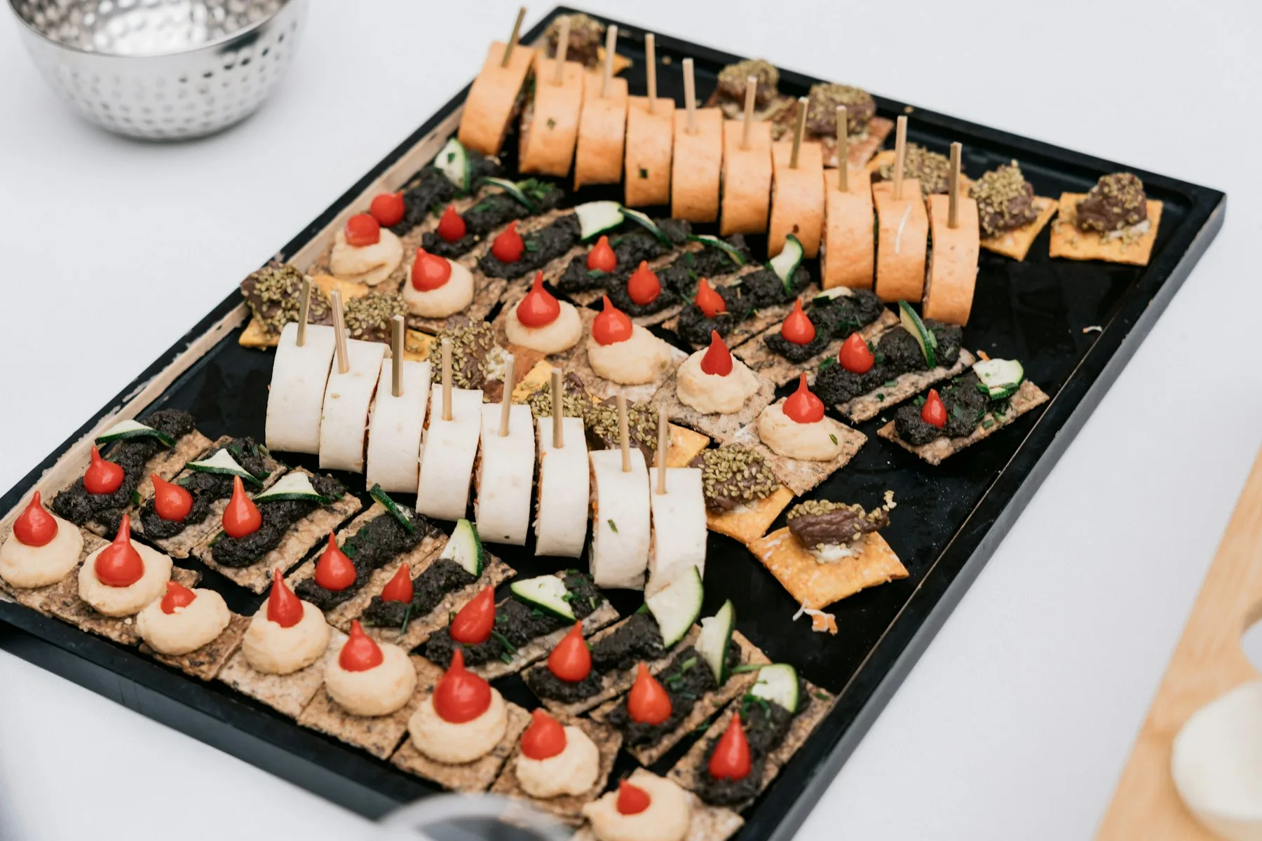 Assortiment de bouchées apéritives sur un plateau noir