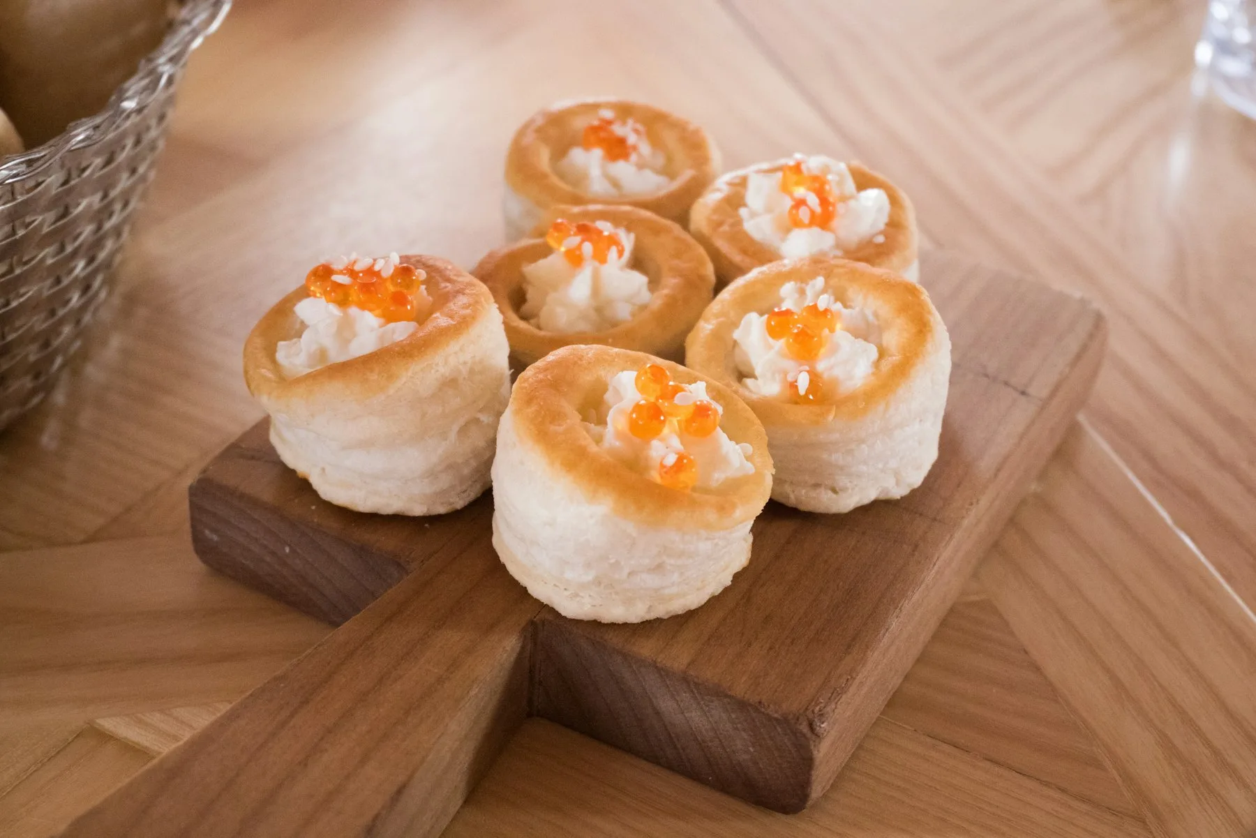 Six feuilletés salés garnis de crème et d'œufs de poisson