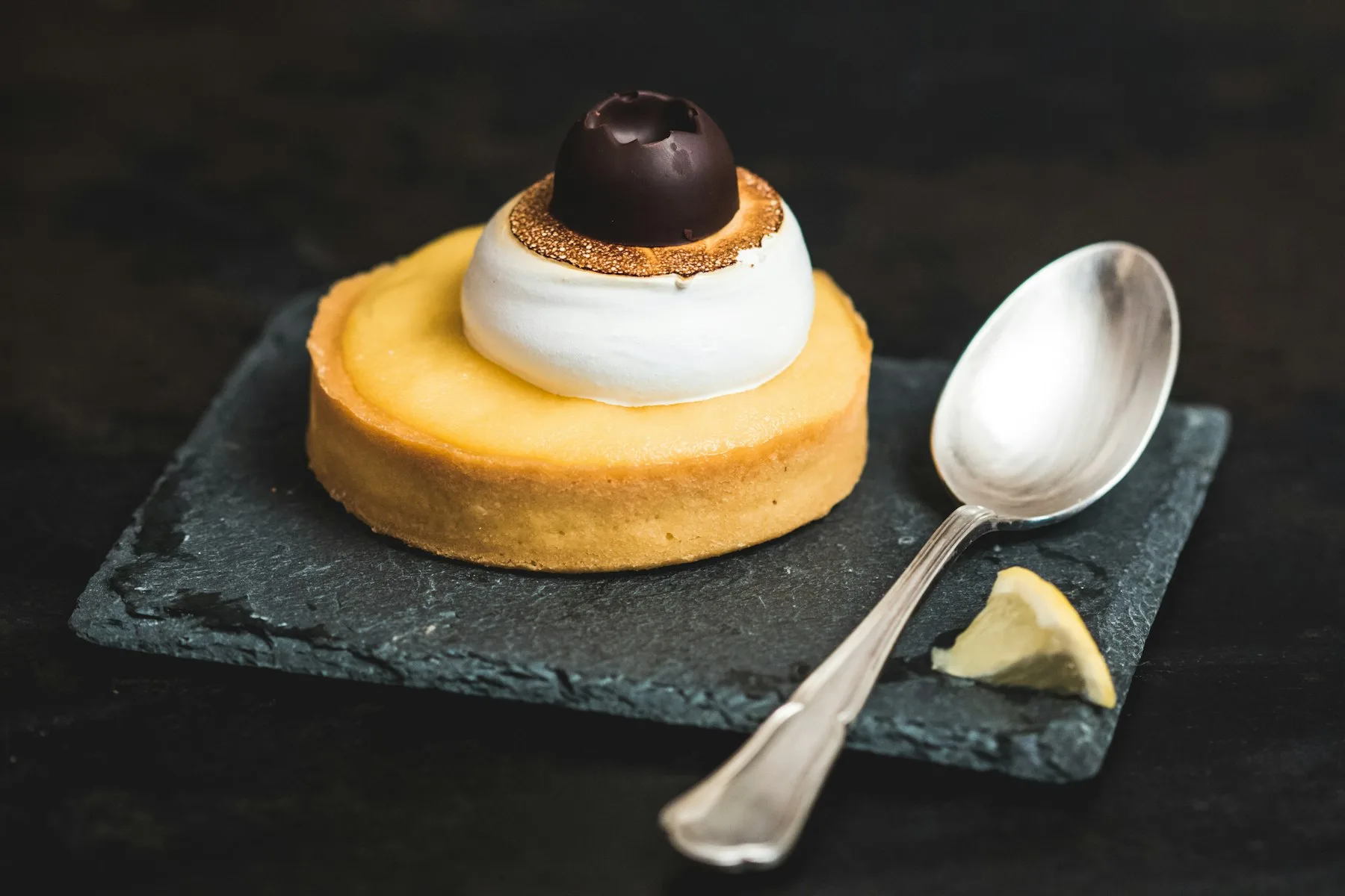 Pâtisserie à la crème servie avec une cuillère