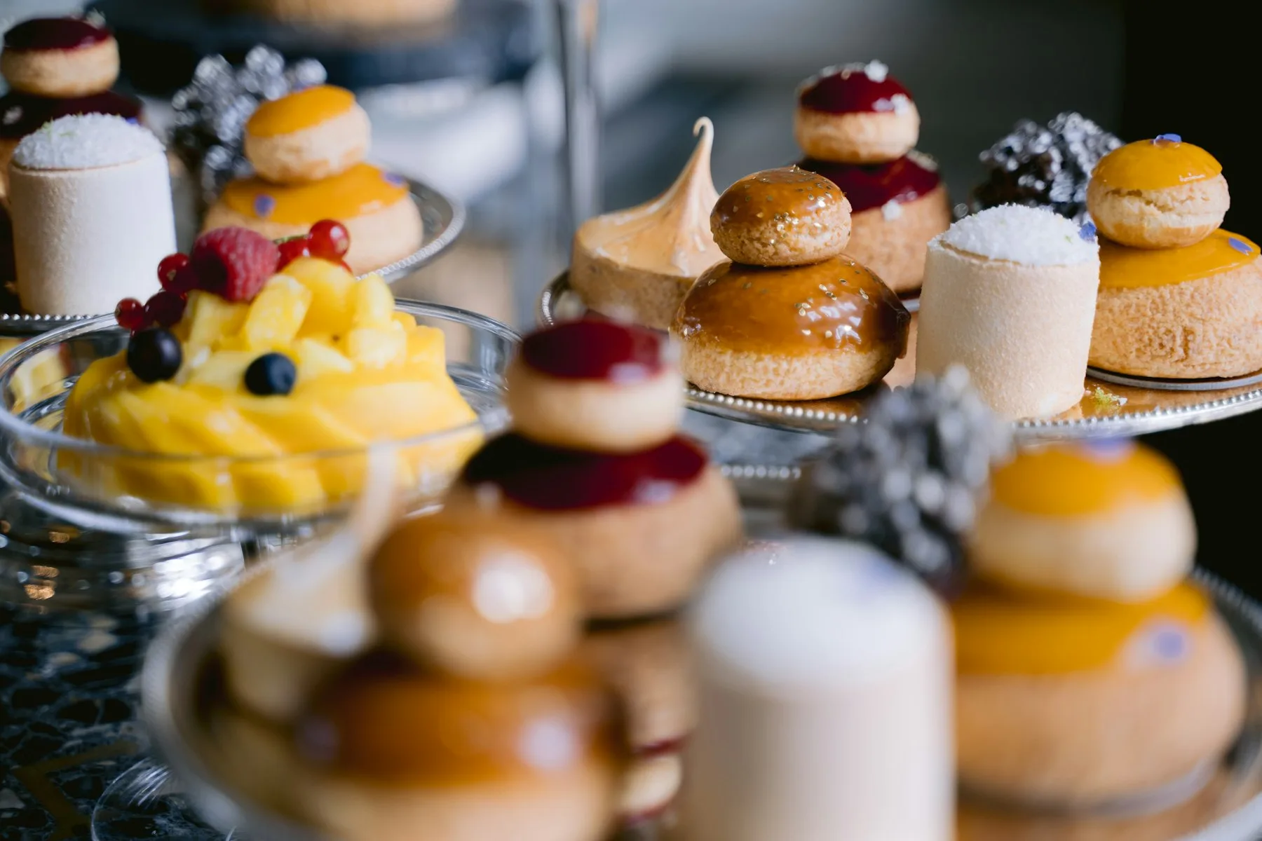 Table couverte de pâtisseries variées