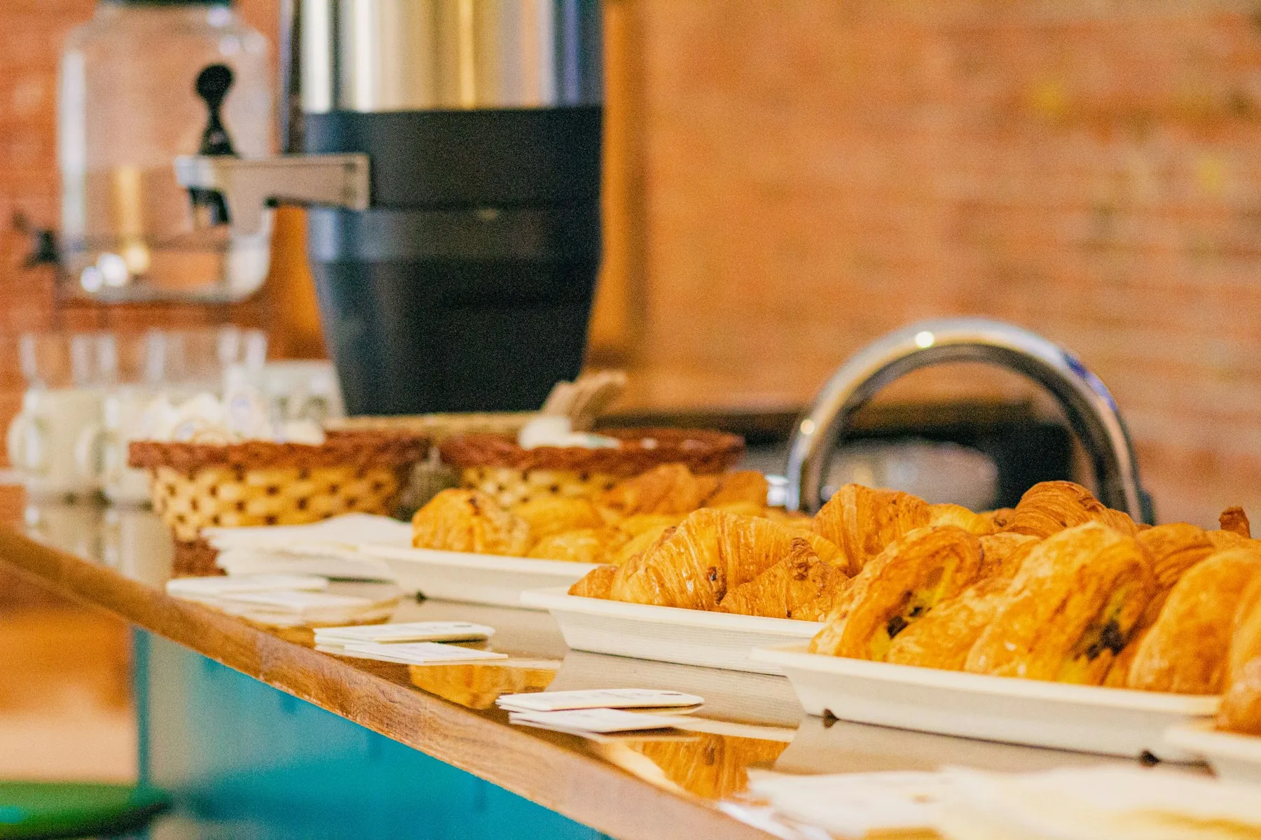 Croissants disposés sur une table de buffet pour un accueil café