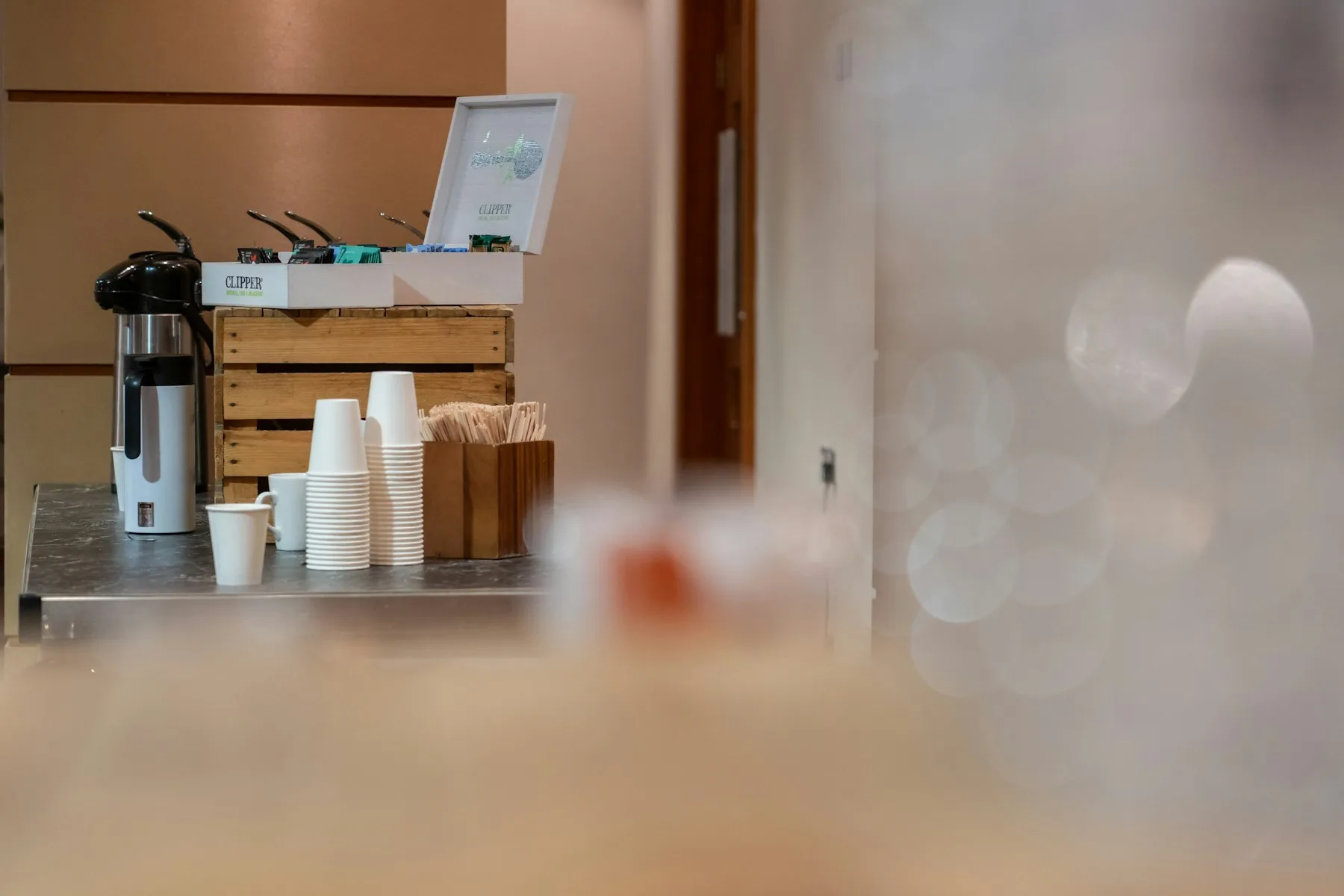 Station café avec tasses et machine pour une pause de séminaire