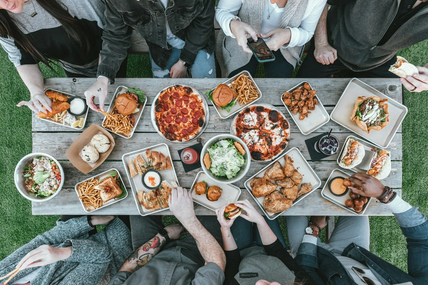 Groupe attablé autour d'un repas partagé