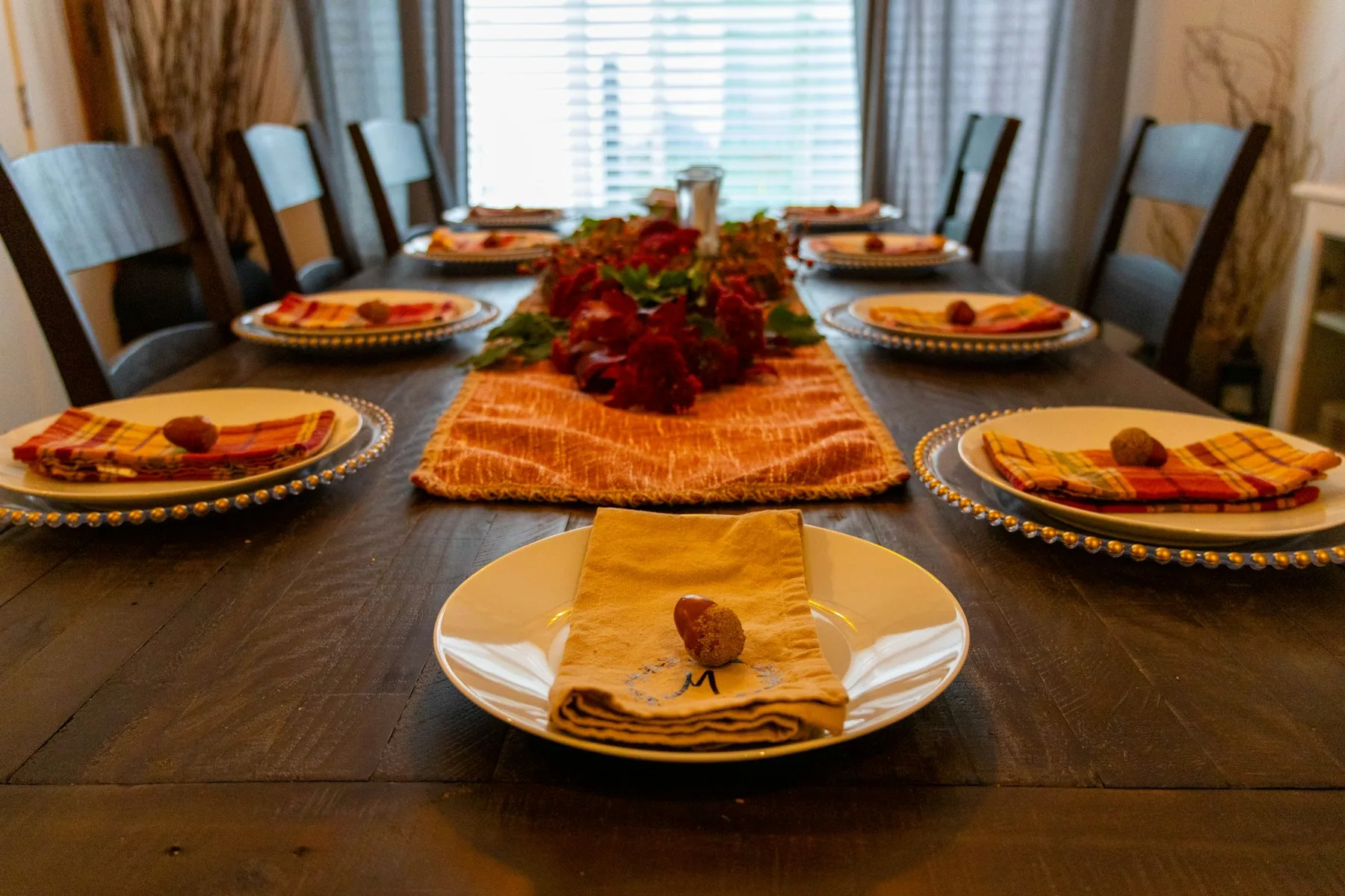 Table de salle à manger servie avec plusieurs plats