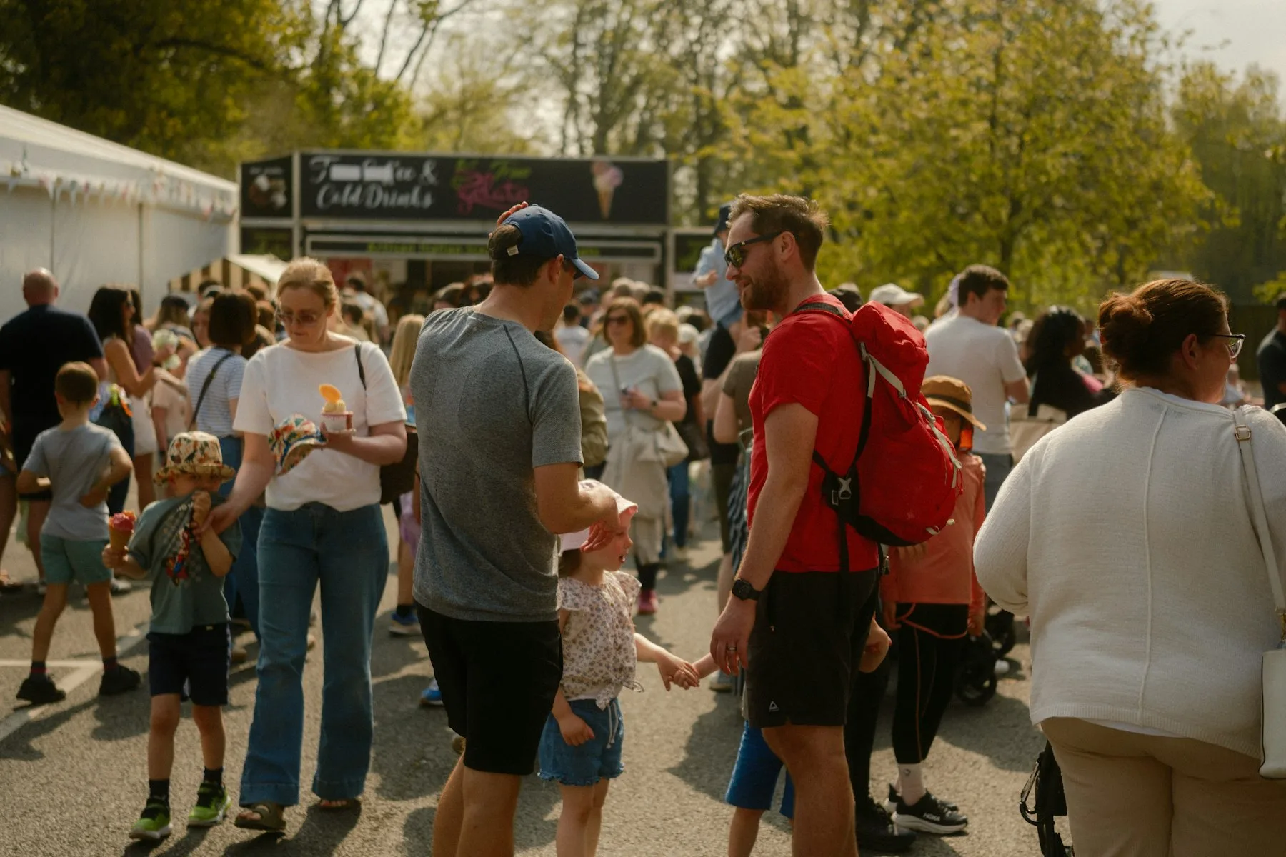 Festivaliers rassemblés devant des stands de restauration en extérieur
