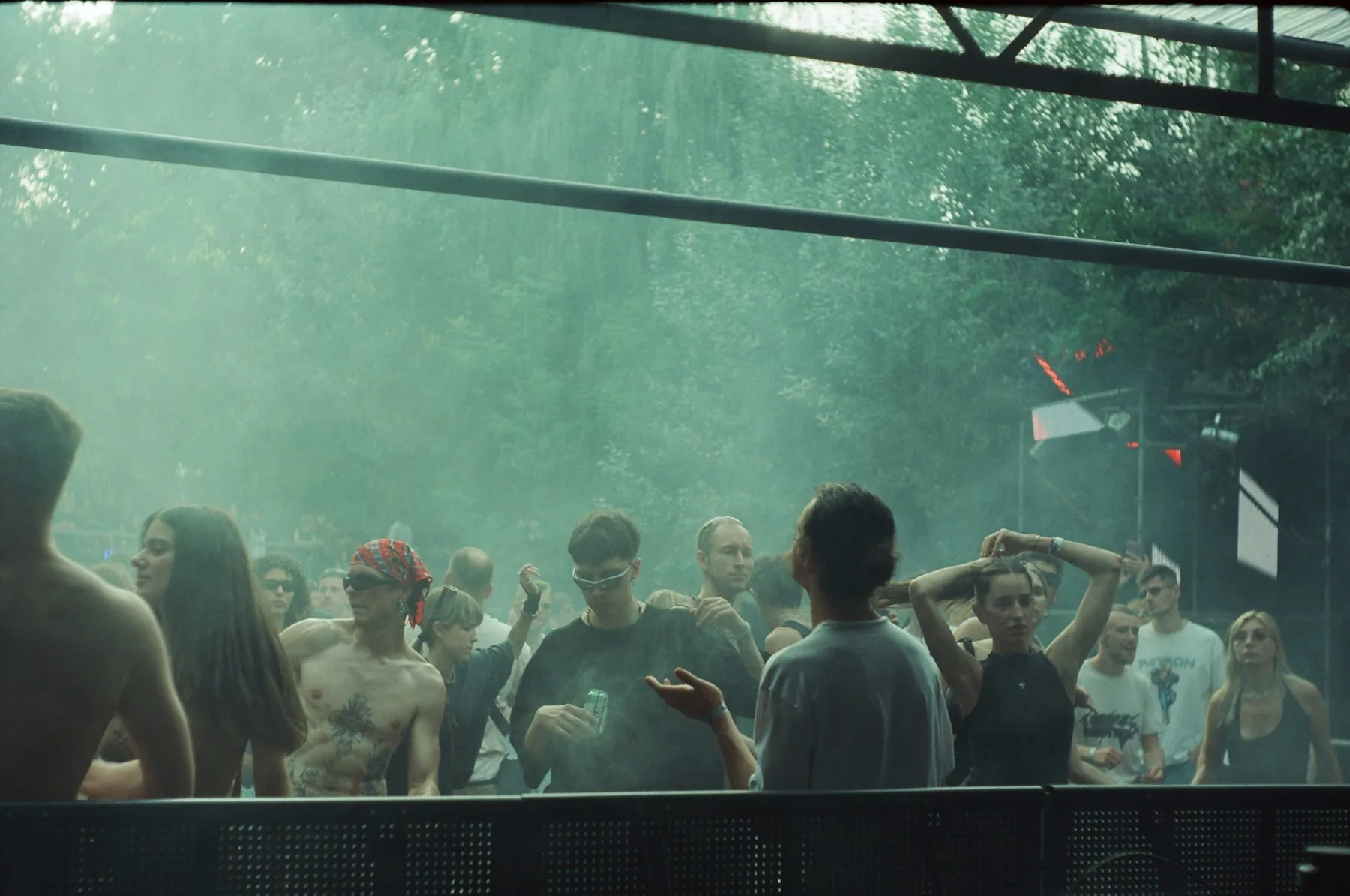 Foule réunie devant une scène de festival en plein air