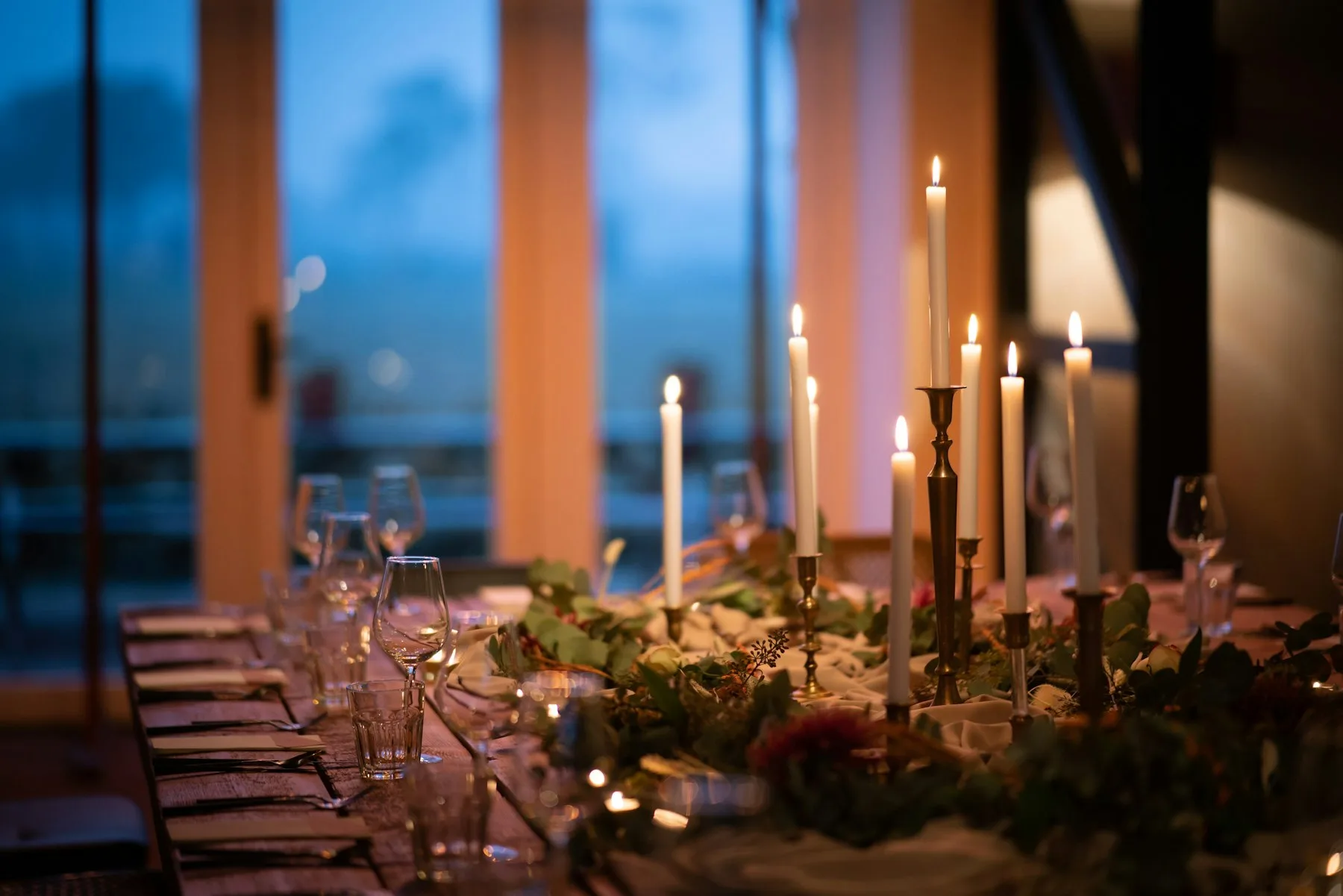 Table de réception éclairée par de nombreuses bougies