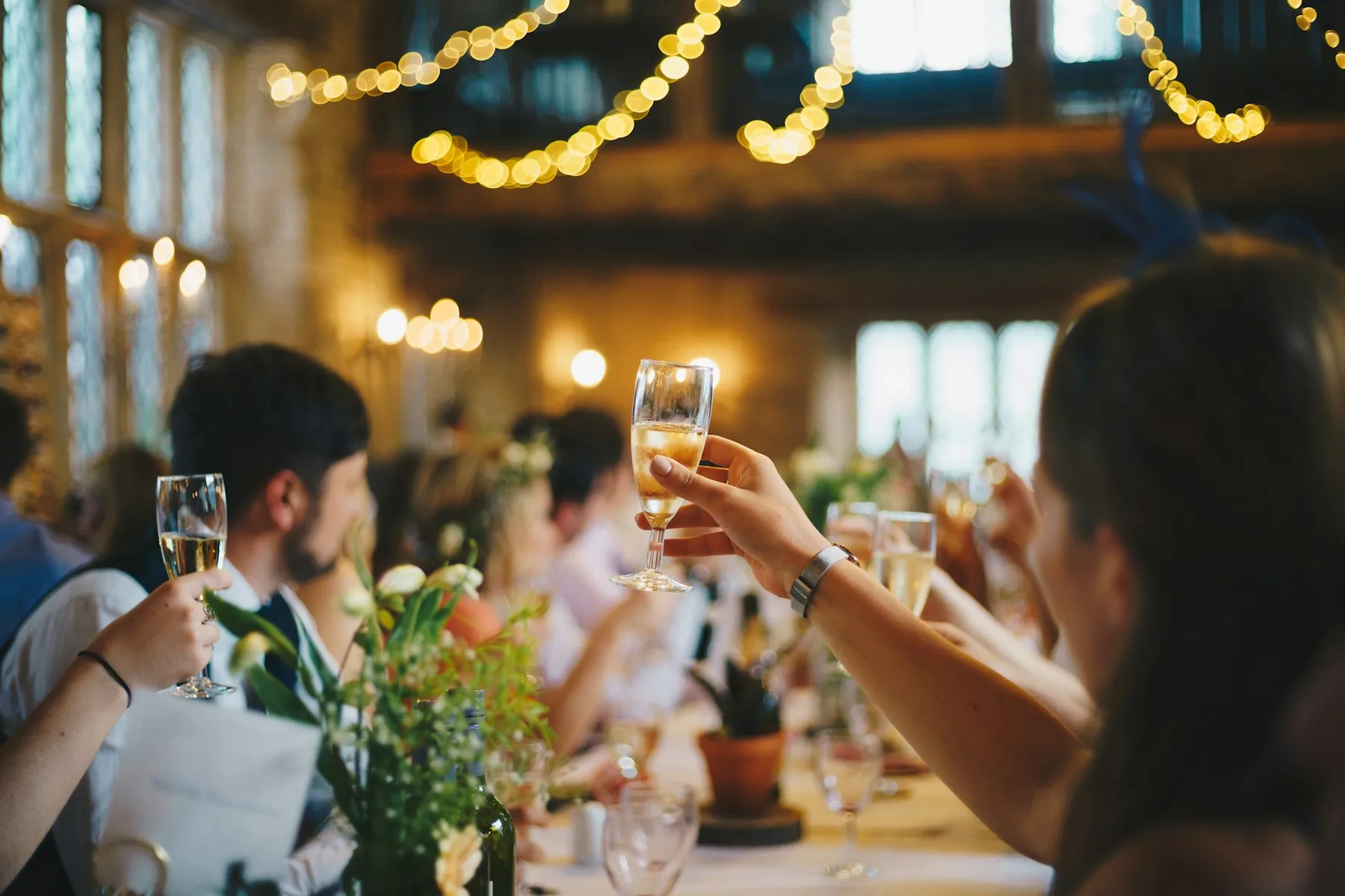 Convives levant leur verre de vin pour un toast
