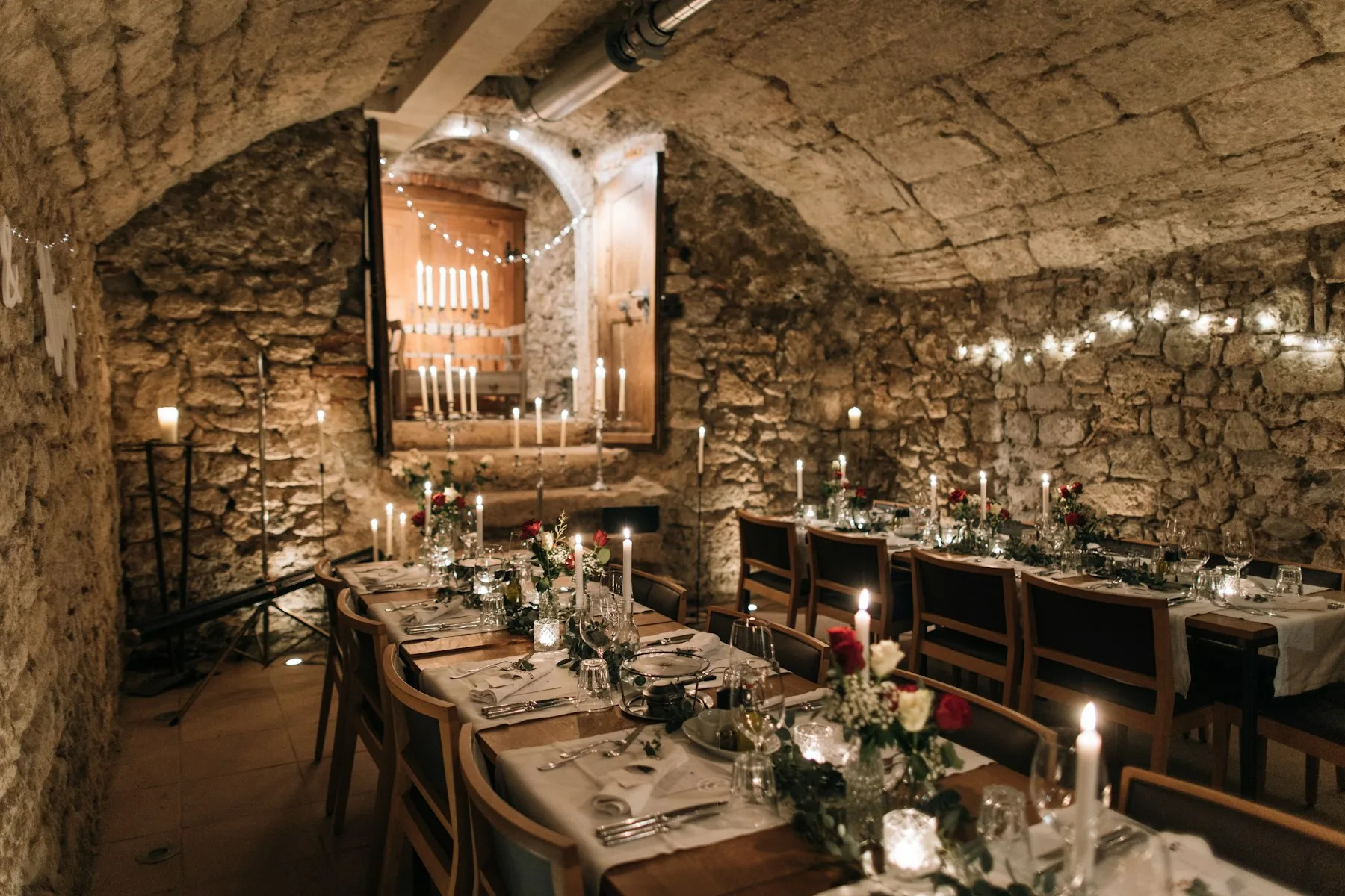 Longue table de mariage garnie de bougies et de fleurs