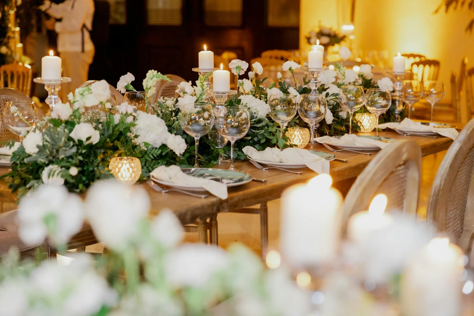 Table de dîner formel avec chandeliers, fleurs et couverts en place