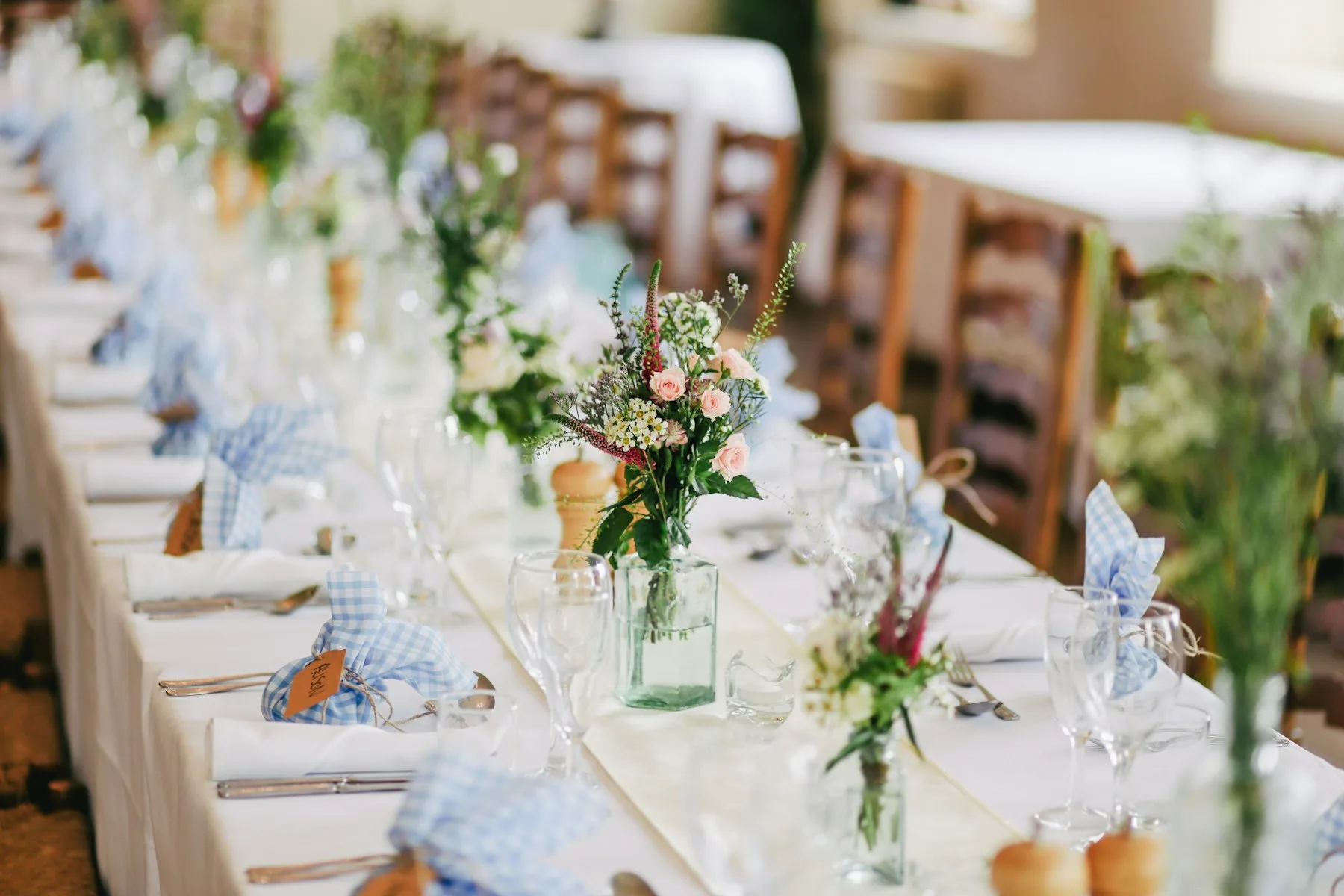 Verres à vin alignés sur une table de réception dressée