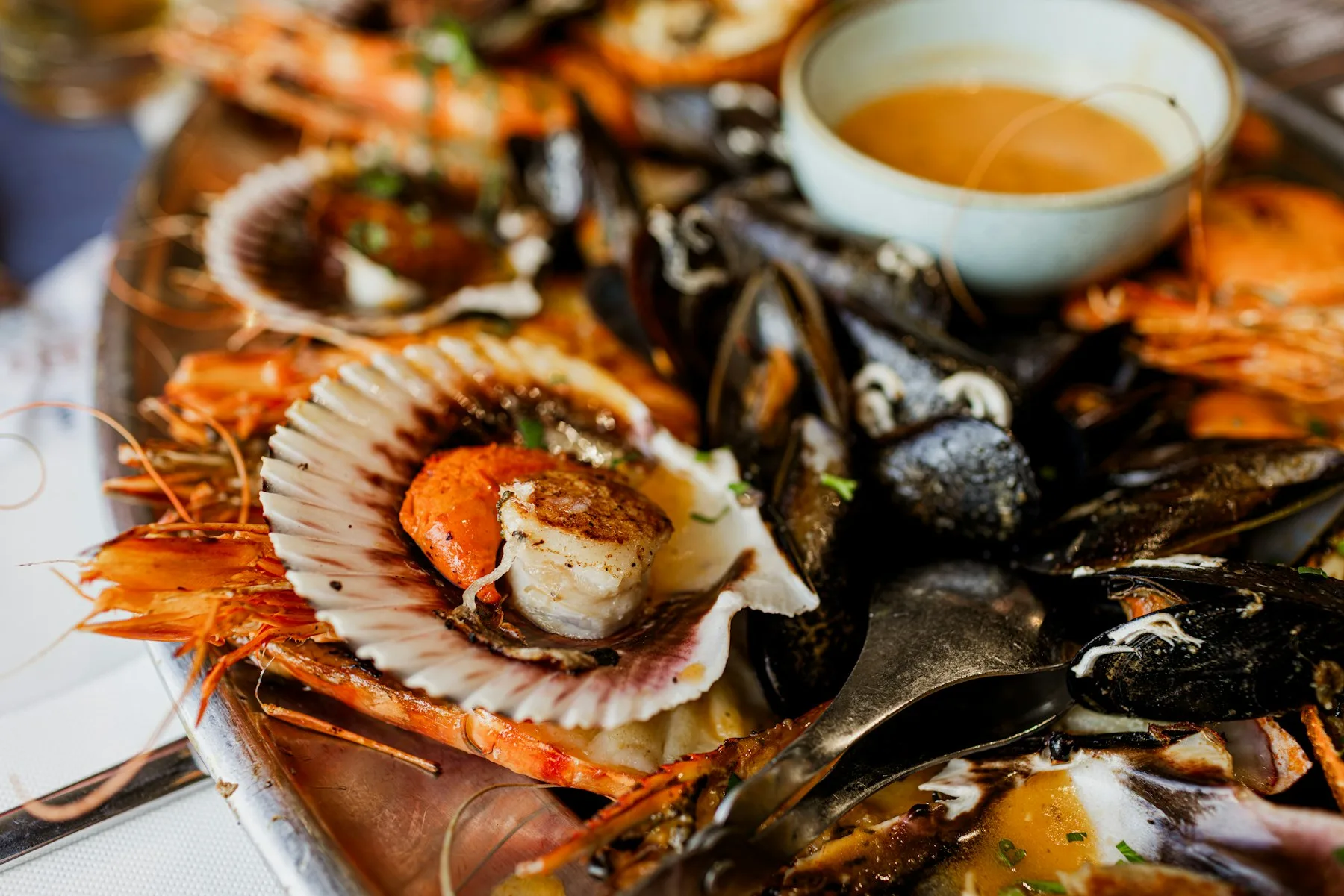 Plateau de fruits de mer avec moules et crevettes