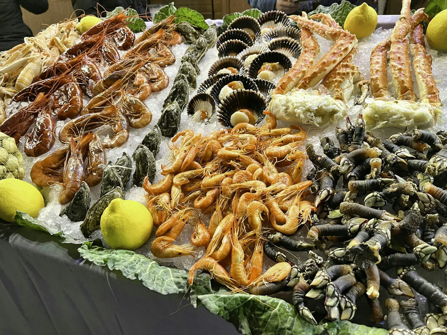 Table garnie de fruits de mer variés