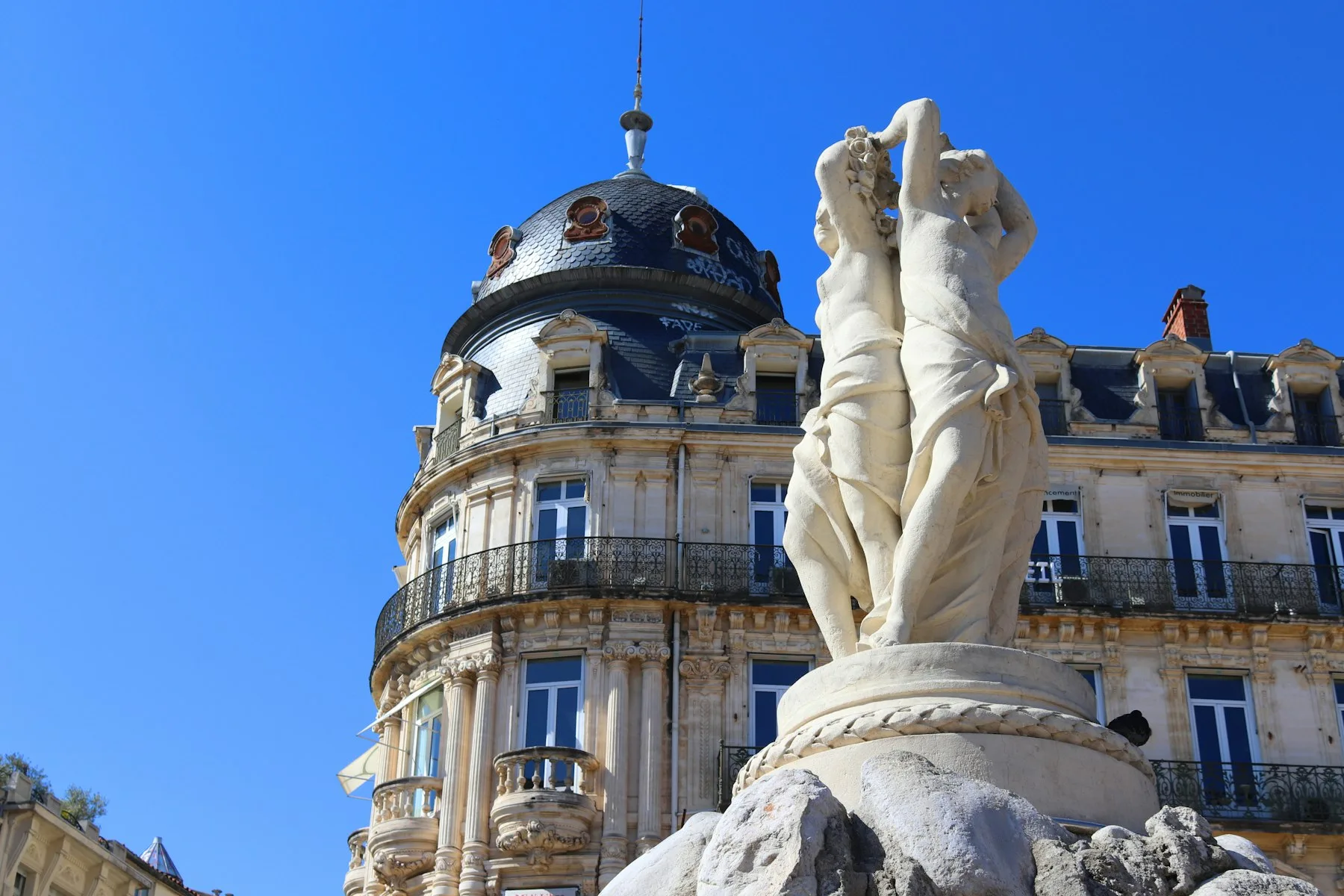 Place de la Comédie à Montpellier, fontaine des Trois Grâces et Opéra