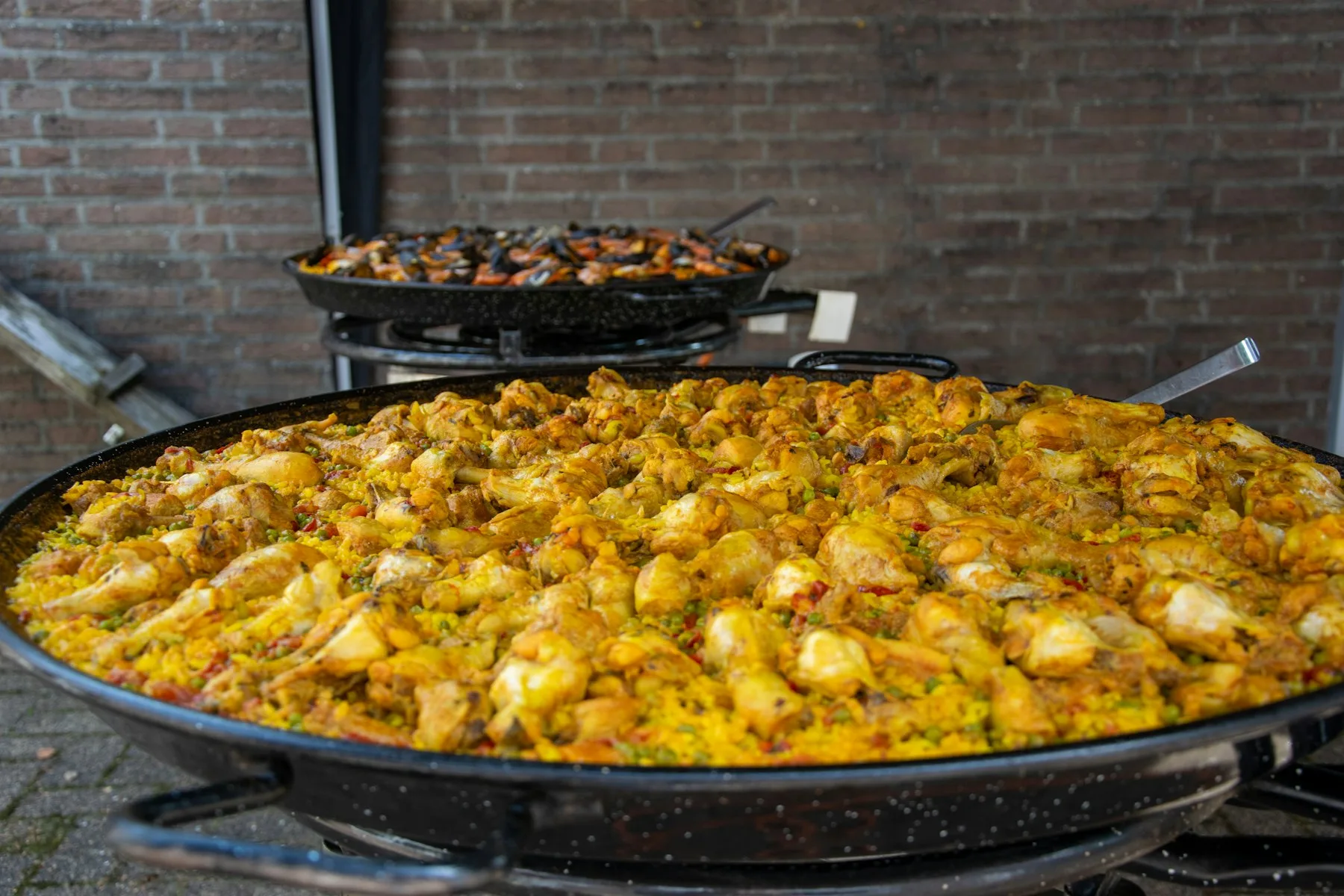 Large poêle à paella posée sur son réchaud