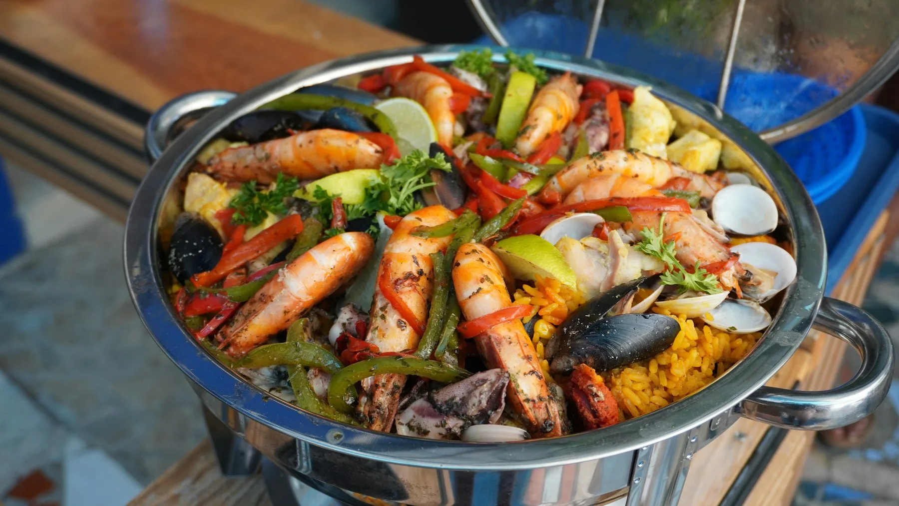 Paella aux crevettes et aux moules dans une grande poêle