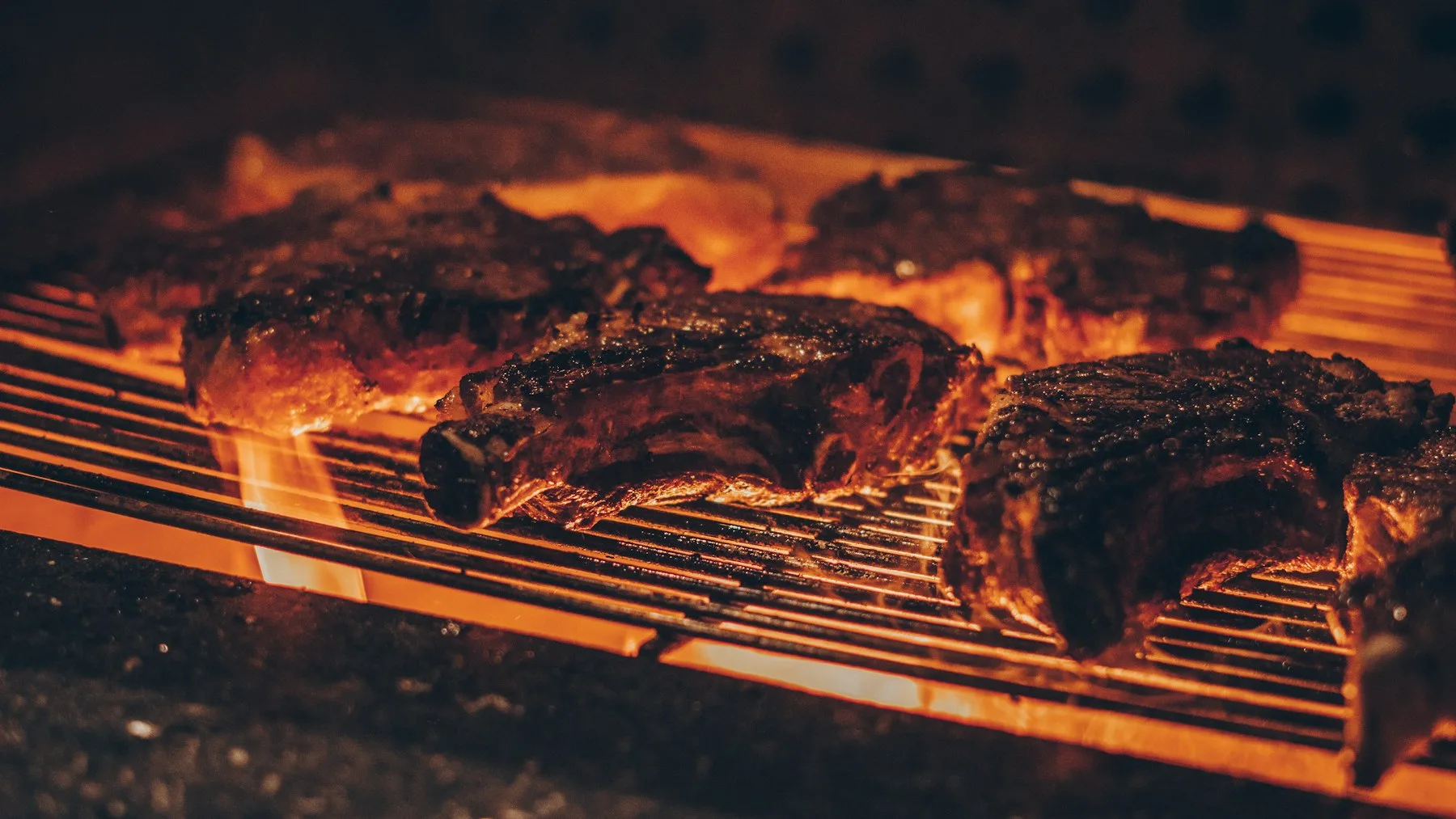 Pièces de viande en cuisson au-dessus des braises