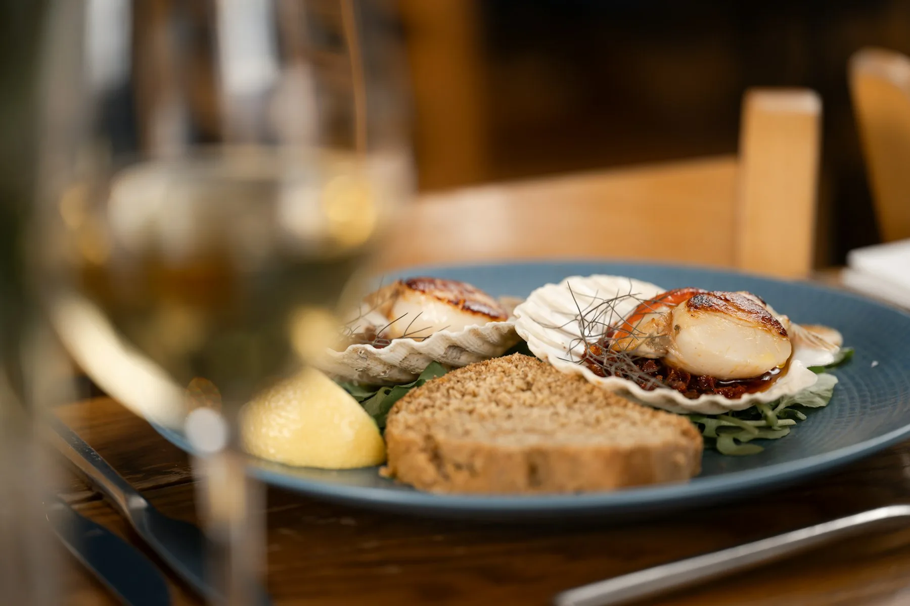 Saint-Jacques snackées dressées à l'assiette