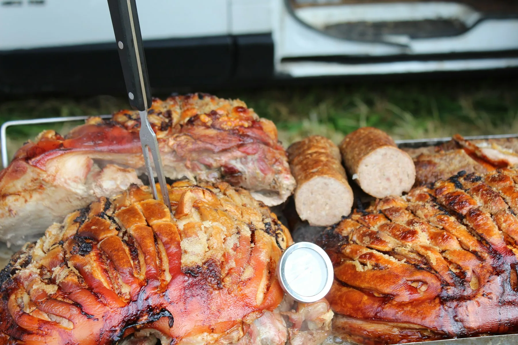 Plateau de viandes rôties : porc, saucisses et pièces grillées