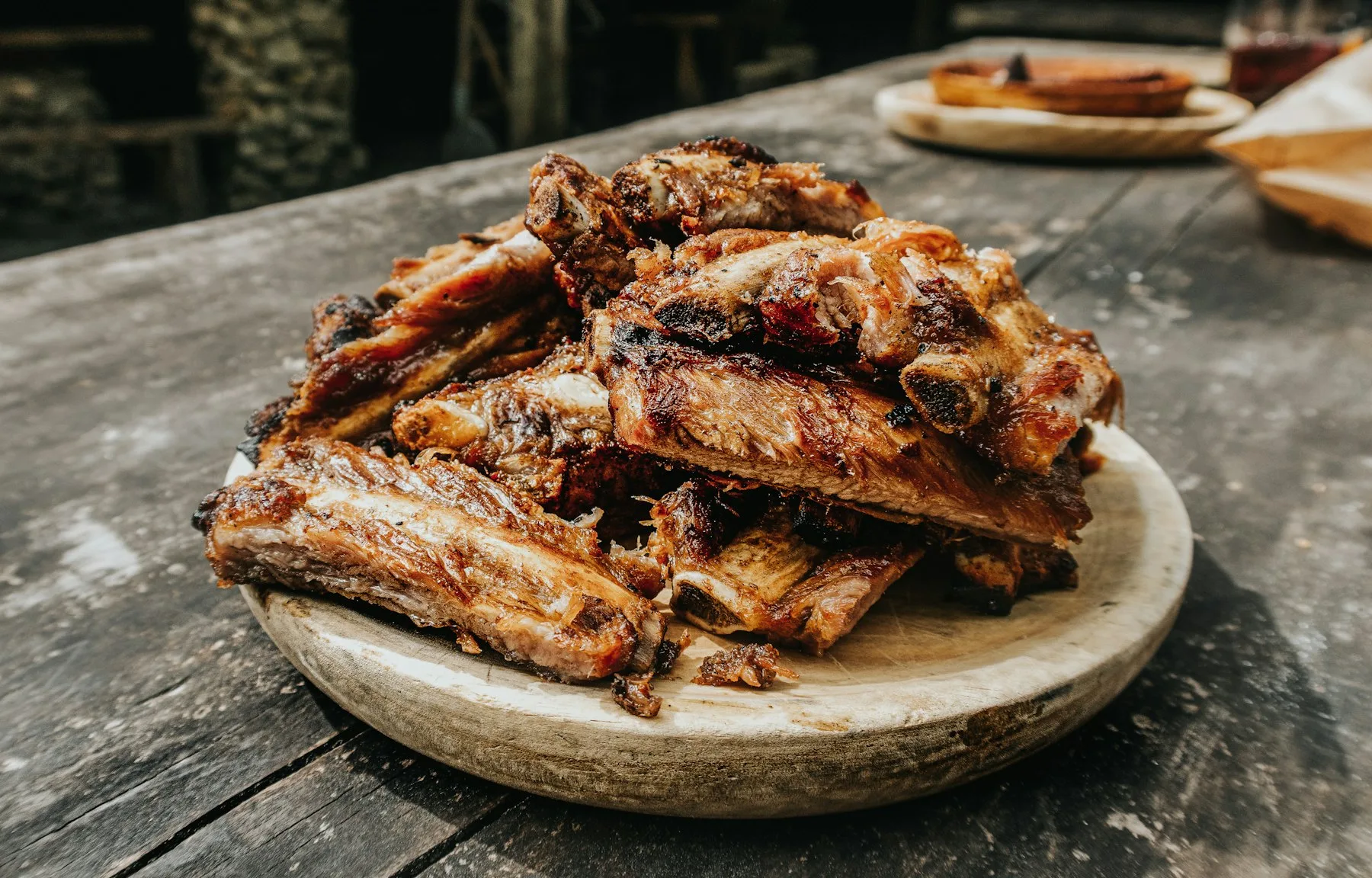 Ribs grillés servis sur un plateau en bois